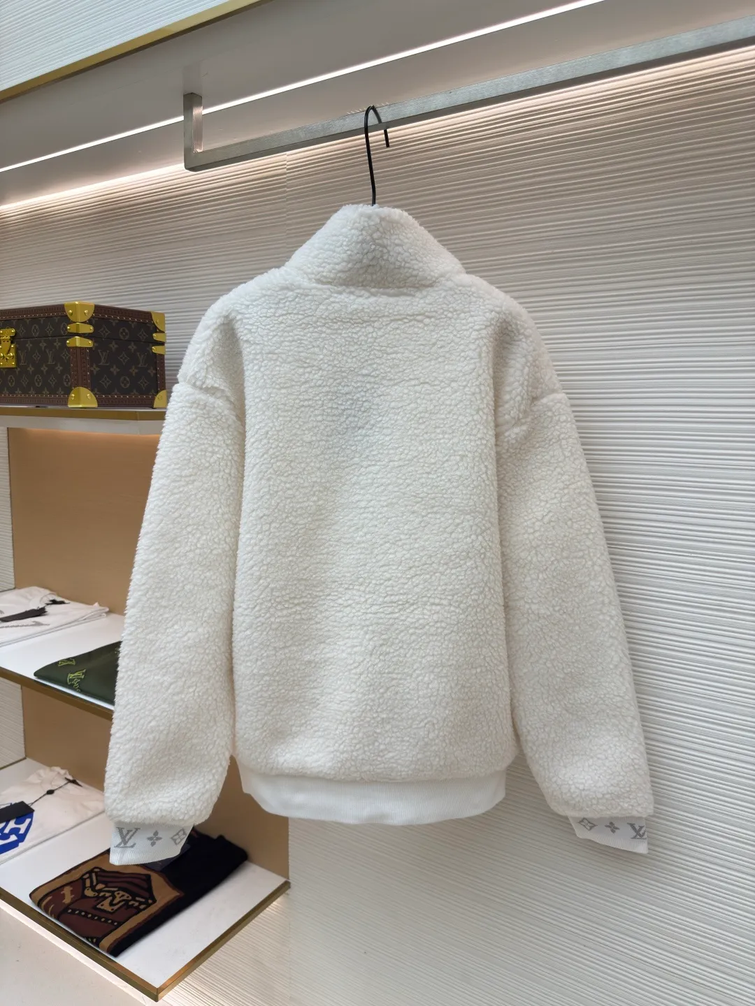 LOUIS VUITTON Teddy sheep wool blended suede tunic jacket ●Authentic product: Purchased and developed by 16841 ●Item number: 1680679-B70 ●Fabric: Lamb wool fabric ●Technology: Positioned cutting machine ●Version: Fitted version ●Weight: about 865 grams ●Size: S-M-L-XL ●Description: Made of high-quality lamb wool fabric, the fluff is fine and soft, rich to the touch, the fluff is tight and even, not easy to shed, ensuring the quality and durability of the jacket; the collar adopts a stand-up collar design, which has been treated with special technology to be stiff and stylish, which can protect the neck from cold wind; the brand on the zipper head The logo is exquisite and compact, adding to the beauty of the details; the brand leather patch on the left chest is made of high-quality material, and the embossed brand logo is clear and three-dimensional, with full texture, which enhances the recognition and high-end sense of the jacket; during the sewing process, the stitches are fine and even, especially the splicing of the lamb wool fabric, which is smooth and firm. The overall wiring is straight and delicate, the fabric is comfortable and soft, and the color is consistent without color difference. It can be matched with the same style to create a fashionable look and control various occasions. Customized accessories, complete with three standards, same style for men and women!